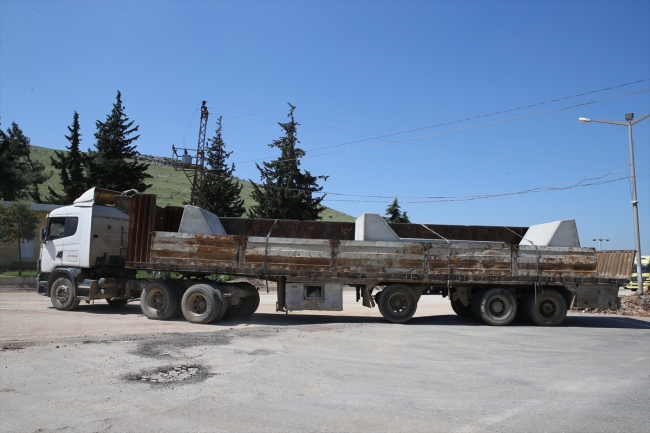 İdlib'e gidecek beton blokları taşıyan 30 tır, Cilvegözü'nden çıktı